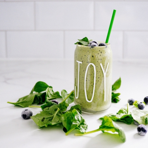 groene smoothie met verse spinazie bladeren en blauwe bessen