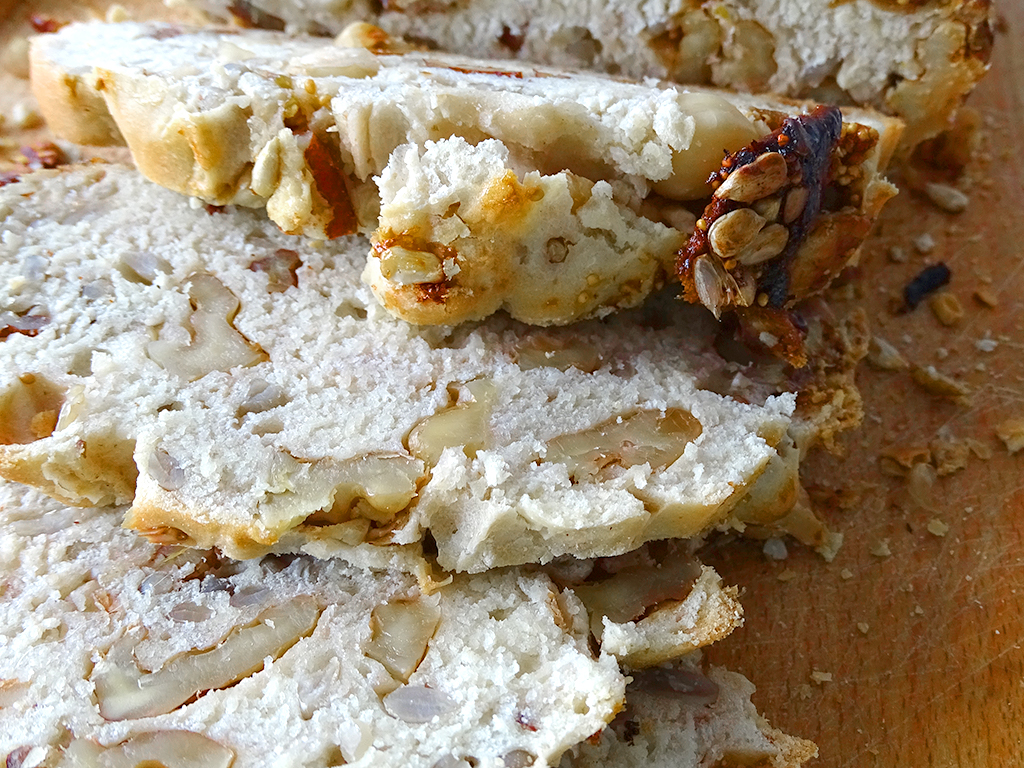 Supergoed gevulde noten en vijgen brood van dichtbij