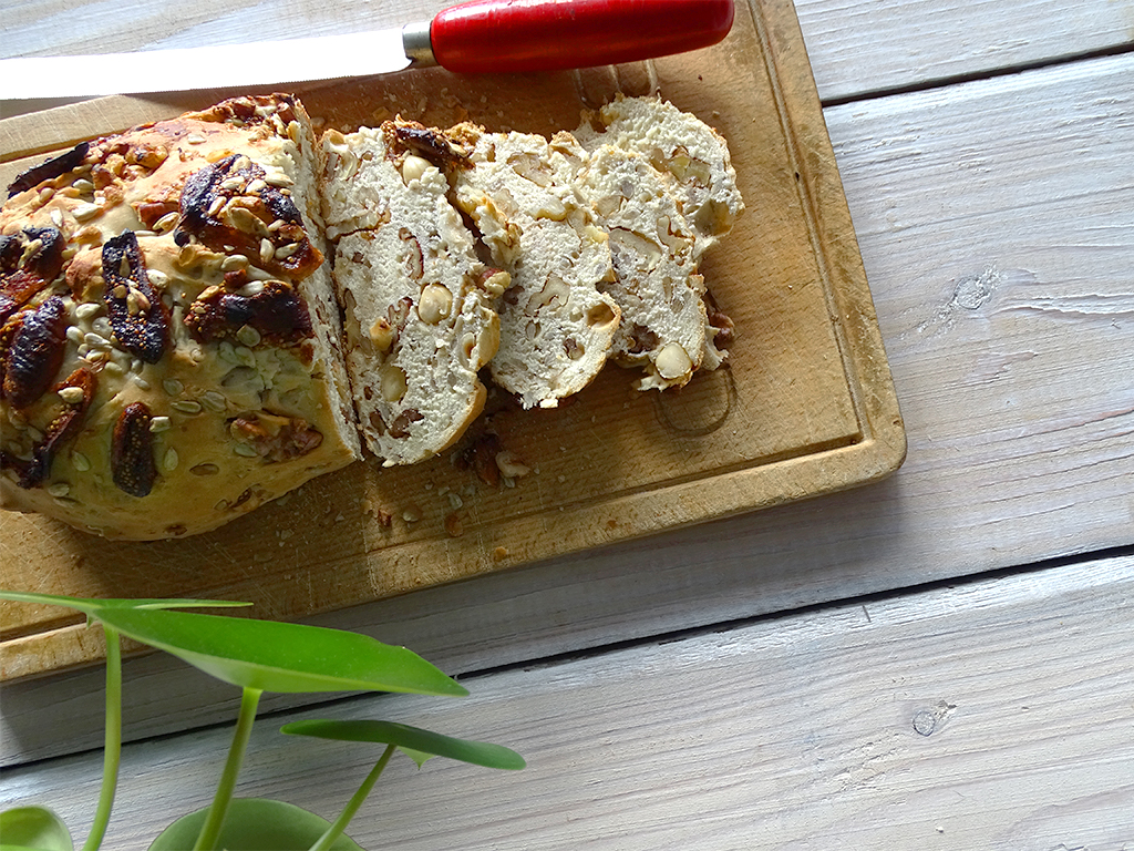 Supergoed gevulde noten en vijgen brood